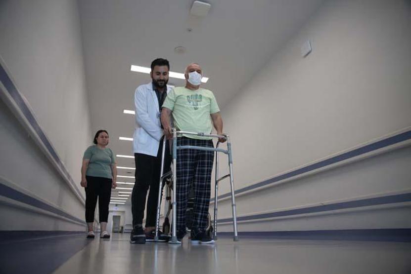 Yürümesi çok zor dediler, 5 ayda ayağa kalktı