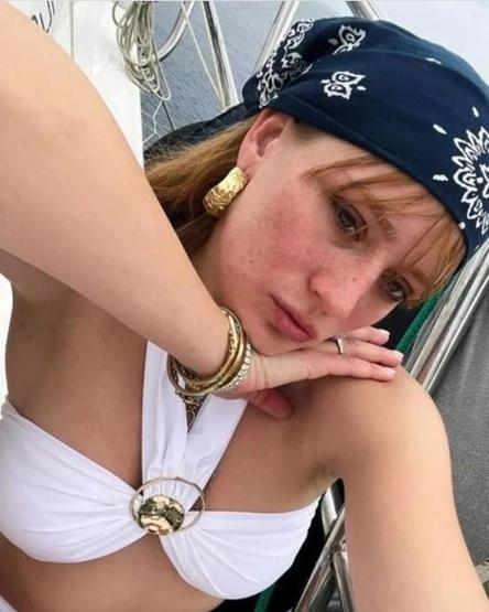 Gizem Karacadan tatil pozları Açılış yapılmıştır
