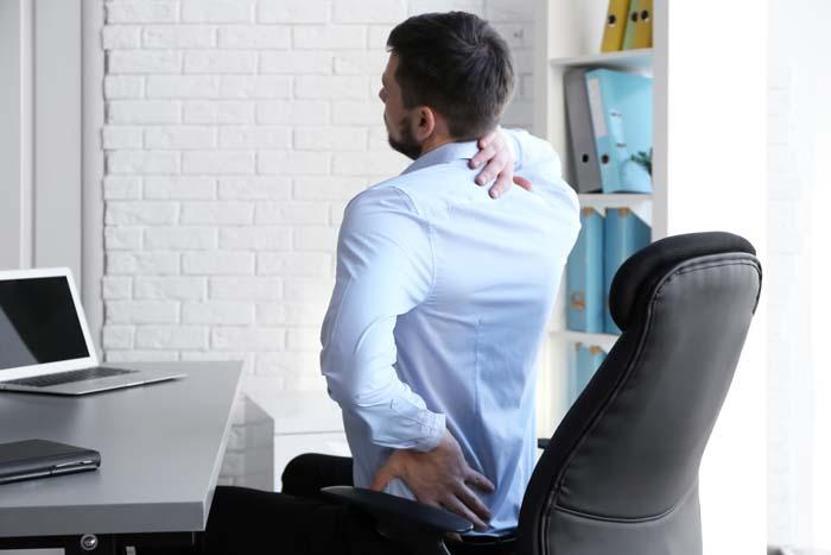 Dik durmada zorluk çekme, kıyafetlerin vücuda tam oturmaması gibi sıkıntı yaşıyorsanız sebebi bu hastalık olabilir