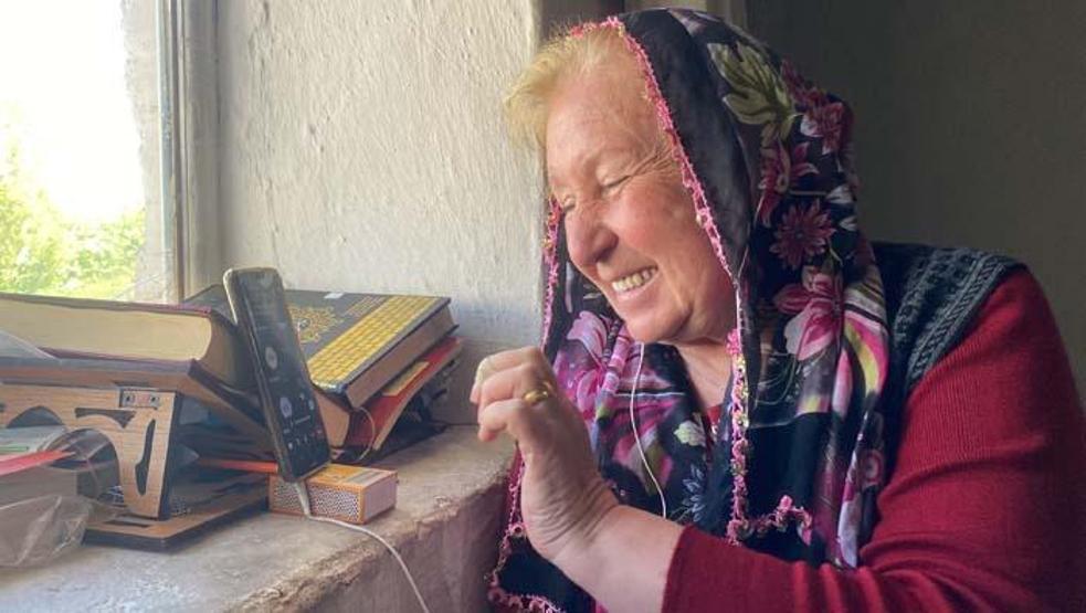68 yaşındaki üniversite öğrencisi, köyden cep telefonuyla online derslere katılıyor