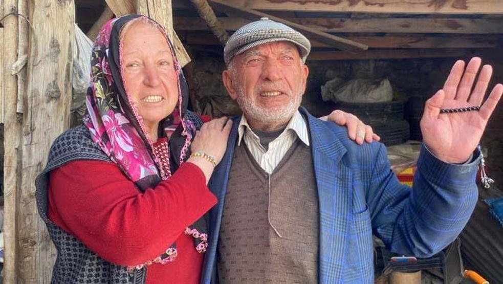 68 yaşındaki üniversite öğrencisi, köyden cep telefonuyla online derslere katılıyor