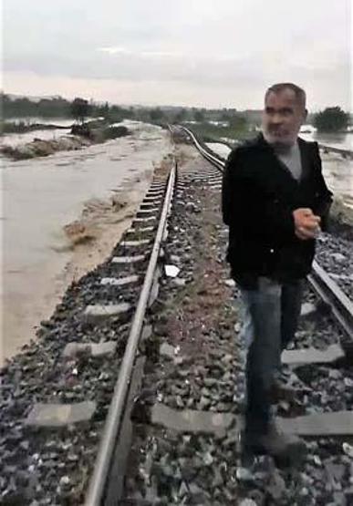 Faciadan dönüldü: Selin çökerttiği bölüme yaklaşan tren, vatandaşlar tarafından son anda durduruldu