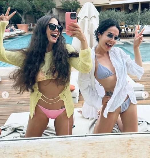 Demet Özdemir sezonu açtı Bikinili pozlarına yorum yağdı