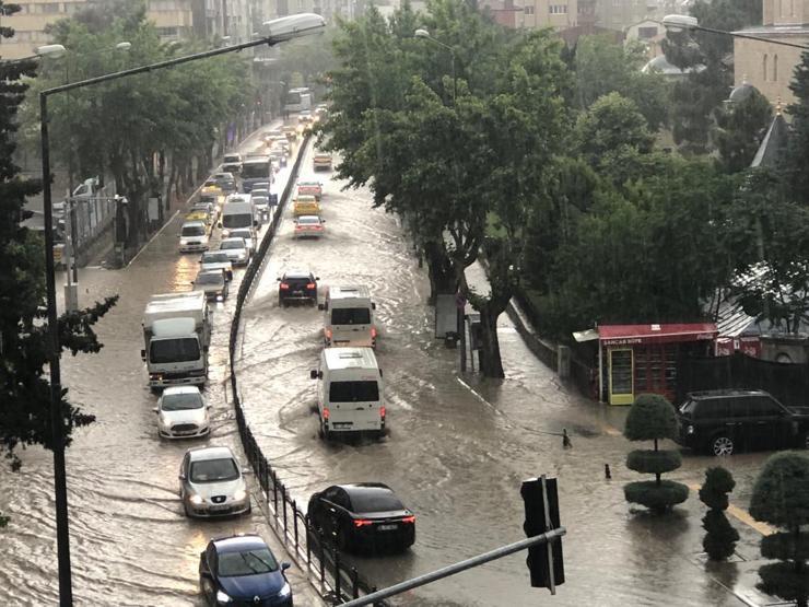 Amasyada yollar göle döndü, ev ve iş yerlerini su bastı