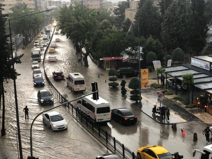 Amasyada yollar göle döndü, ev ve iş yerlerini su bastı