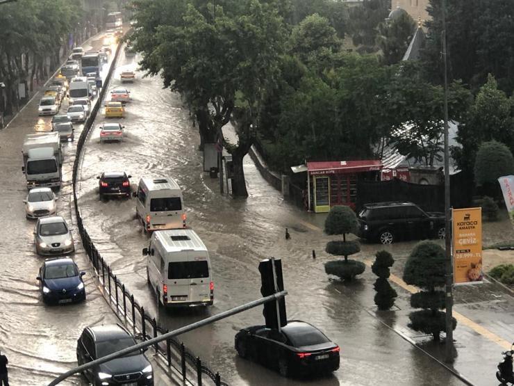 Amasyada yollar göle döndü, ev ve iş yerlerini su bastı