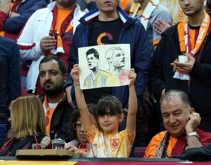 Galatasaray-Fenerbahçe maçını izlemeye geldi