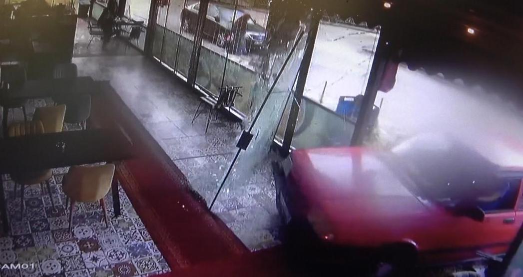 Kontrolden çıkan otomobil balık lokantasına girdi