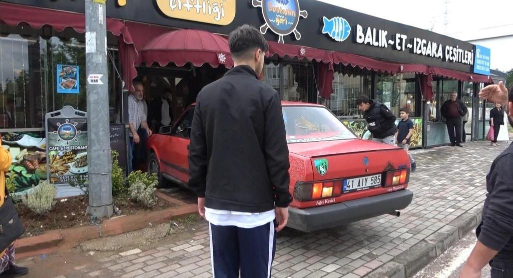 Kontrolden çıkan otomobil balık lokantasına girdi