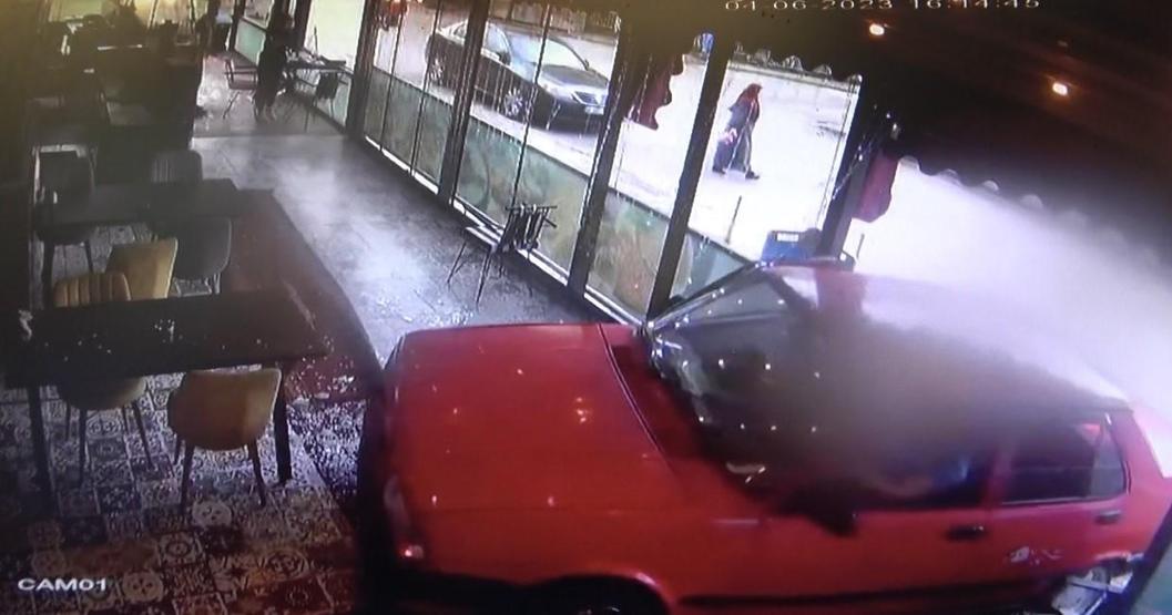 Kontrolden çıkan otomobil balık lokantasına girdi