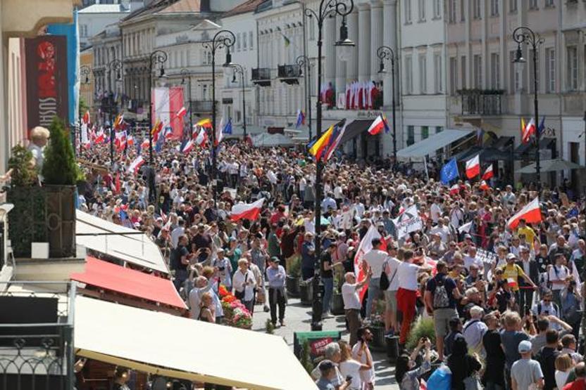 Polonyada binlerce kişi sokaklara döküldü