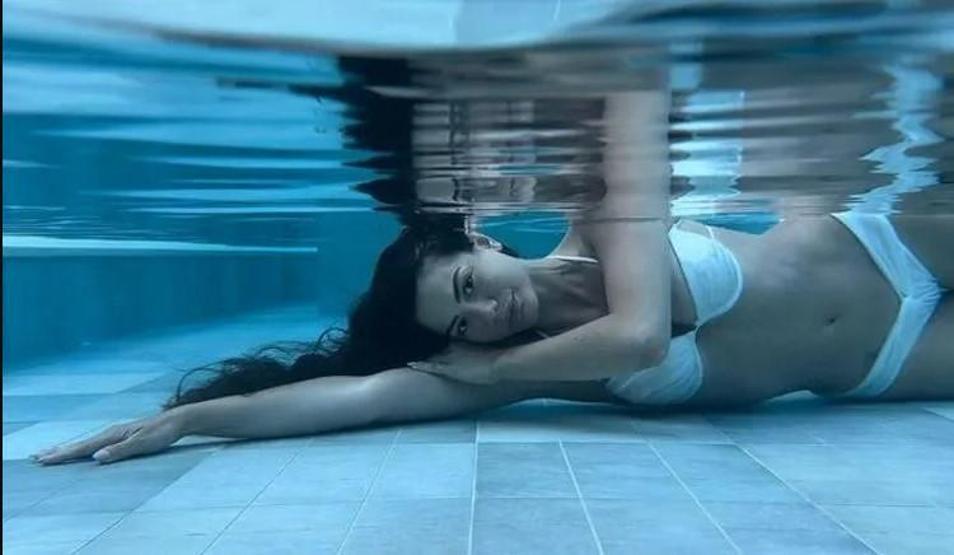 Demet Özdemirden su altında bikinili poz