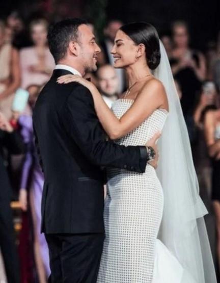 Demet Özdemirden su altında bikinili poz