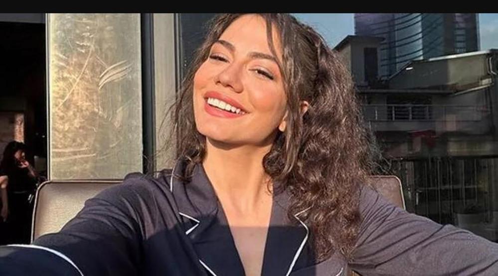 Demet Özdemirden su altında bikinili poz
