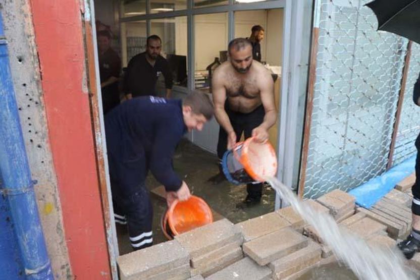 Cadde ve sokaklar göle döndü Eğitime ara verildi...