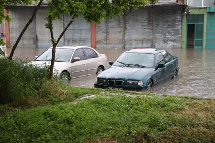 Cadde ve sokaklar göle döndü Eğitime ara verildi...