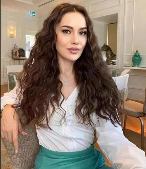 Fahriye Evcen yeni yaşını kutladı