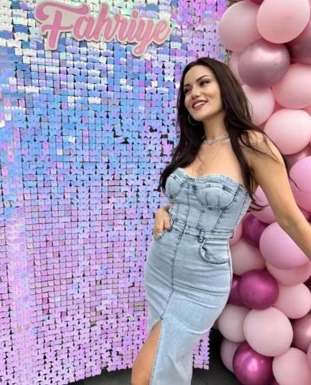 Fahriye Evcen yeni yaşını kutladı