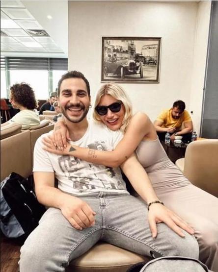 İrem Derici uzun süredir görüşmediği kardeşiyle havalimanında karşılaştı