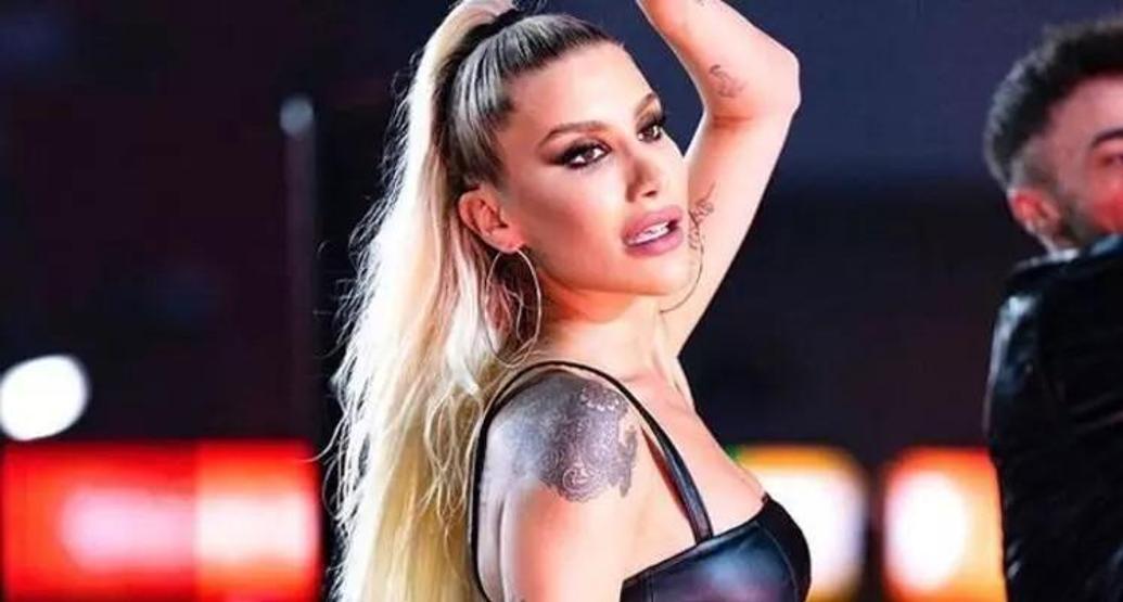 İrem Derici uzun süredir görüşmediği kardeşiyle havalimanında karşılaştı