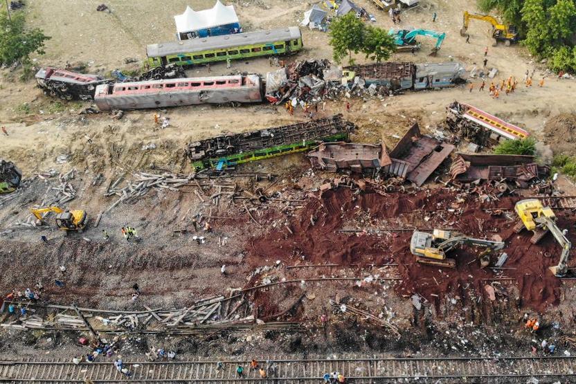 Hindistanda 278 kişinin öldüğü tren kazası: Yaklaşık 100 kişinin kimliği tespit edilemedi