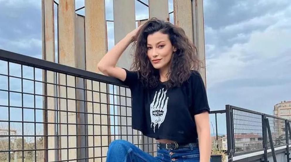 Müjde Uzman dekolteli pozlarını üst üste paylaştı