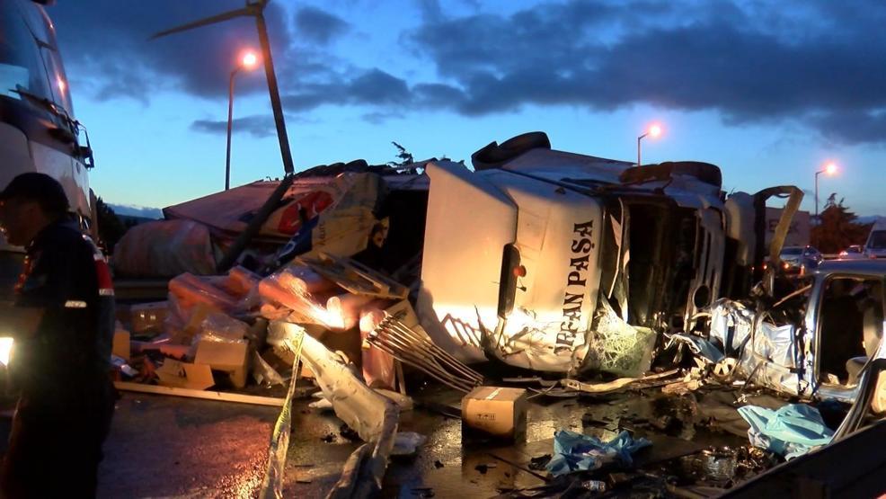 Çatalcada TIR otomobilin üzerine devrildi: 1 ölü 4 yaralı