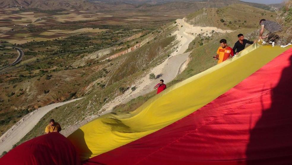 Galatasaray bayrağı Batman’daki Bayrak Tepeye asıldı