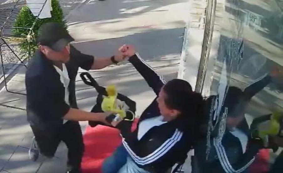 Sokak ortasında kadına şiddet