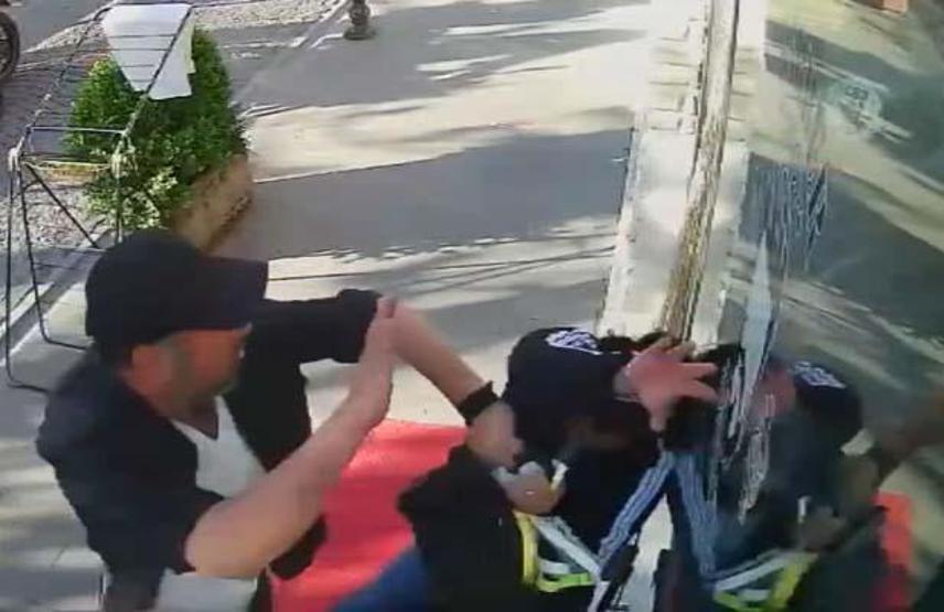 Sokak ortasında kadına şiddet