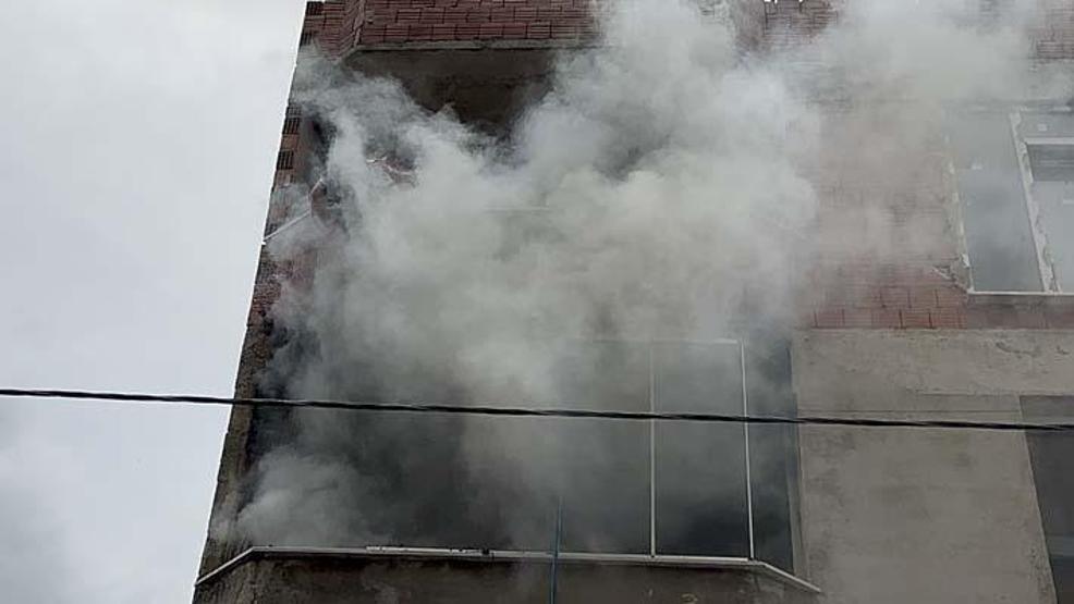 Arnavutköy’de korkutan yangın: Vatandaşlar hortumla söndürmeye çalıştı