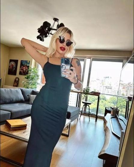 İspanyaya uçan İrem Derici beyaz bikinisiyle güneşlendi