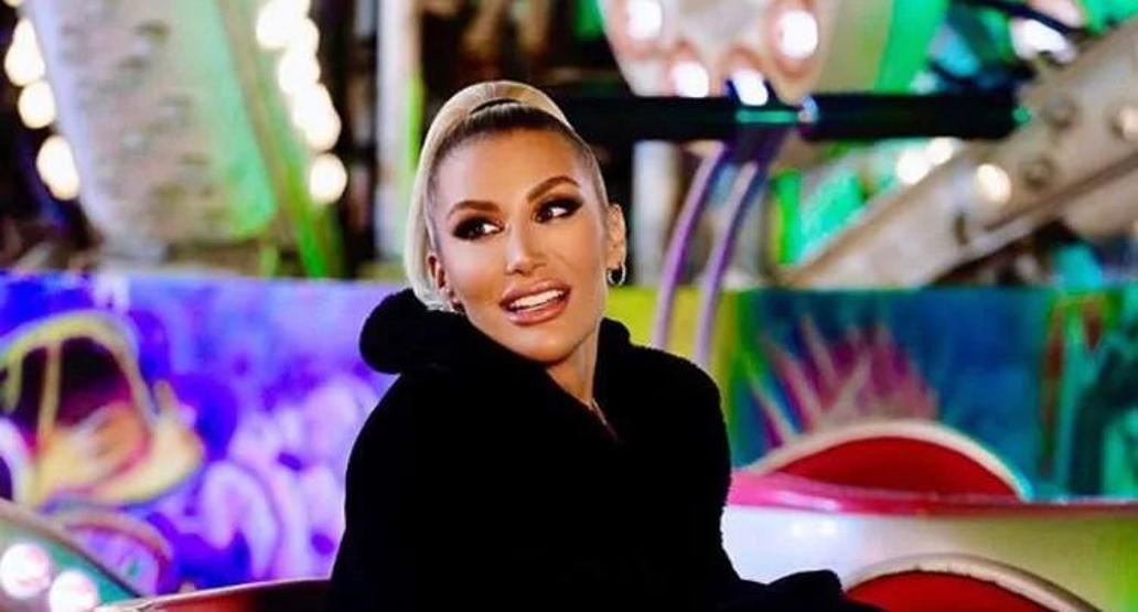İspanyaya uçan İrem Derici beyaz bikinisiyle güneşlendi