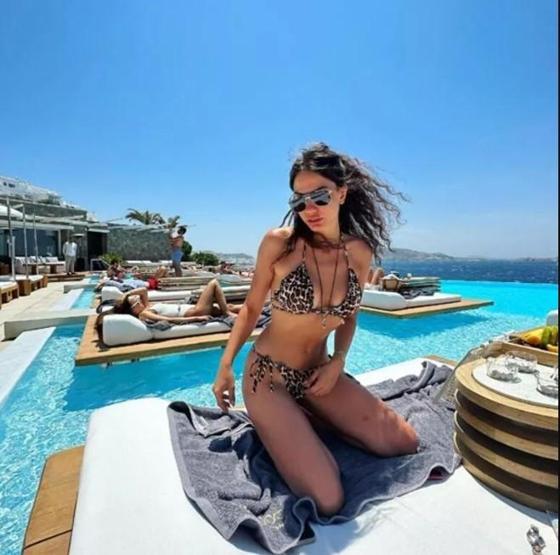 Demet Özdemirin elbisesinin fiyatı dudak uçuklattı Neden bu kadar pahalı