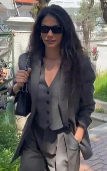 Demet Özdemirin elbisesinin fiyatı dudak uçuklattı Neden bu kadar pahalı