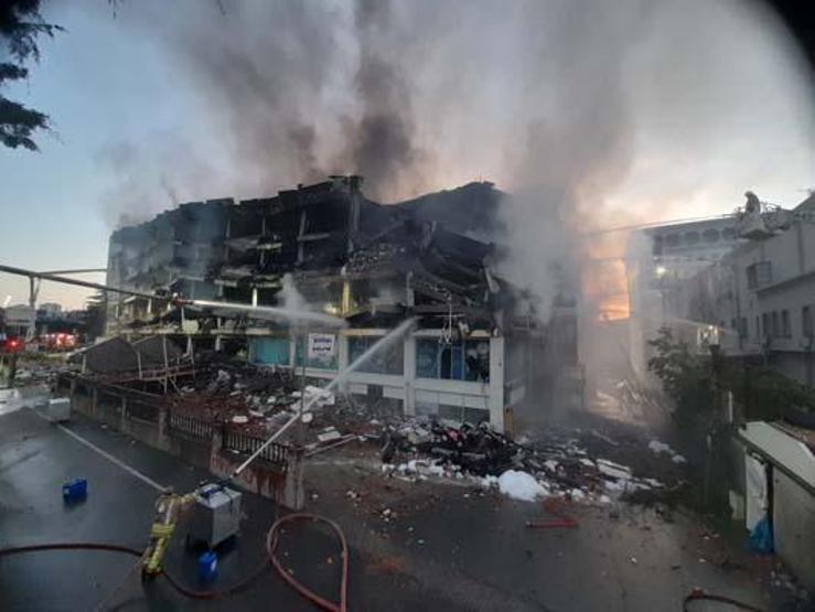 Başakşehirde fabrikada çıkan yangını söndürme çalışmaları sürüyor