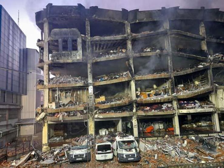 Başakşehirde fabrikada çıkan yangını söndürme çalışmaları sürüyor