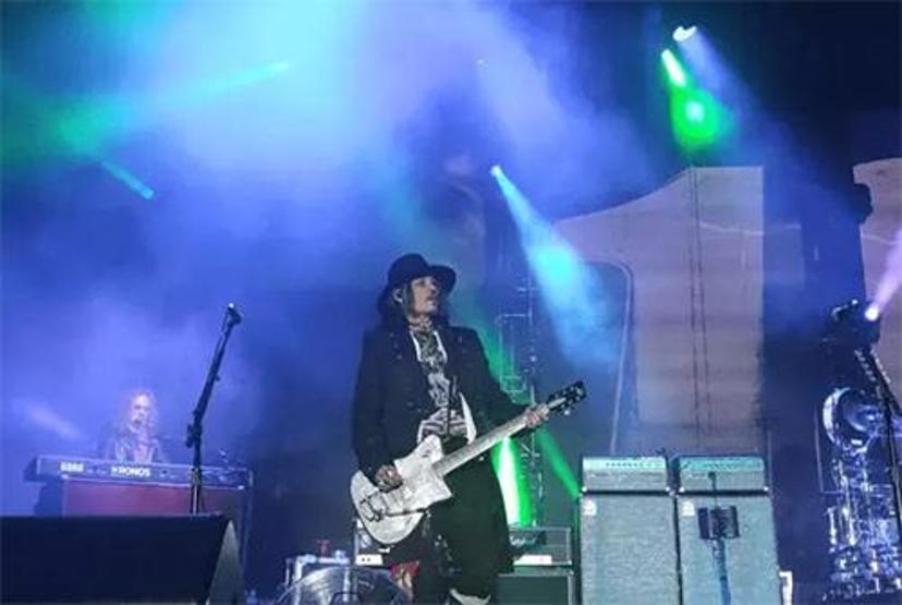 Görenler tanımakta güçlük çekti Okan Bayülgenin punk tarzı...