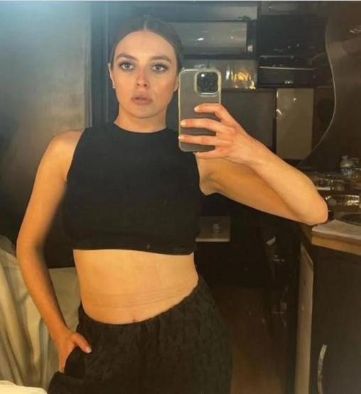 Melis Sezen derin yırtmaçlı elbisesiyle dans etti