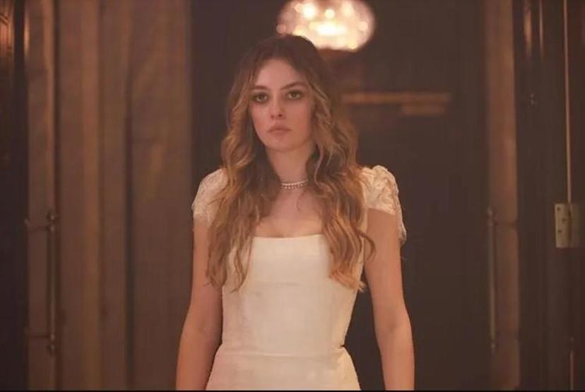 Melis Sezen derin yırtmaçlı elbisesiyle dans etti