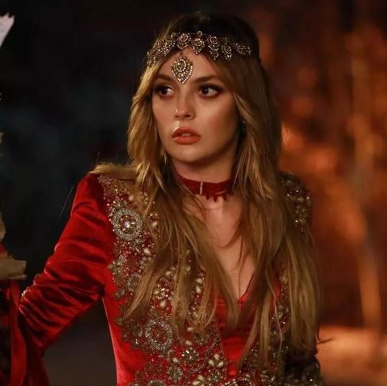 Melis Sezen derin yırtmaçlı elbisesiyle dans etti