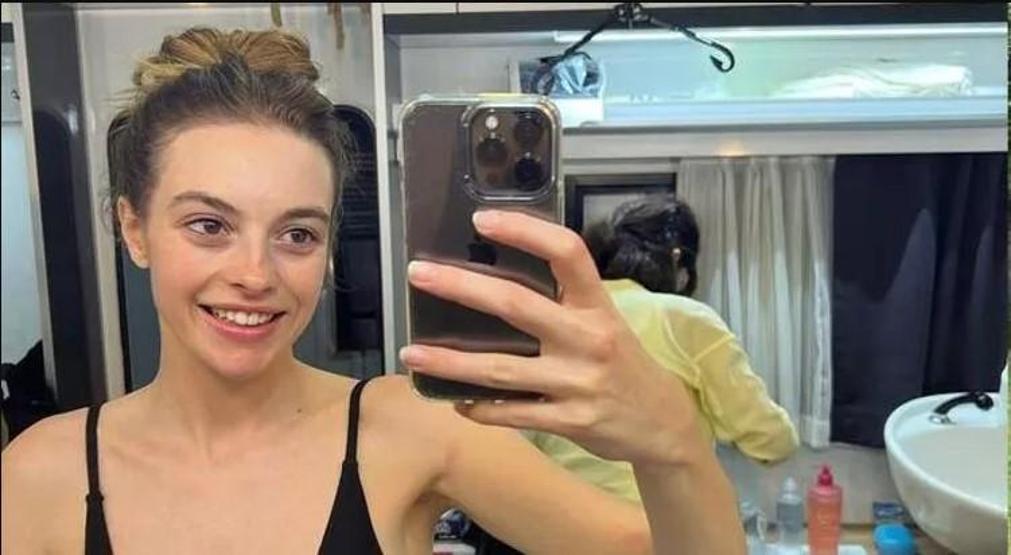 Melis Sezen derin yırtmaçlı elbisesiyle dans etti