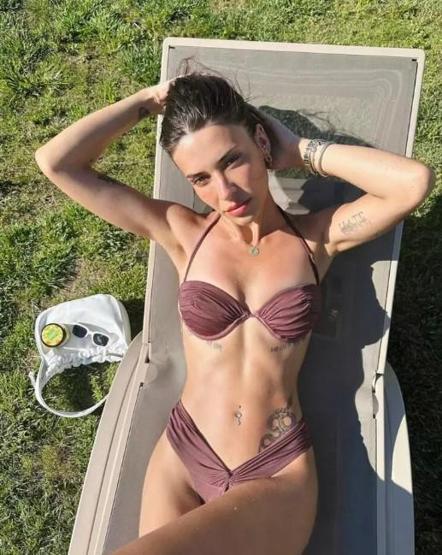 Devrim Özkan bikinisiyle güneş banyosu yaptı