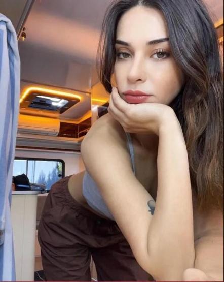 Devrim Özkan bikinisiyle güneş banyosu yaptı