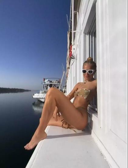 Burcu Esmersoydan bikini şov