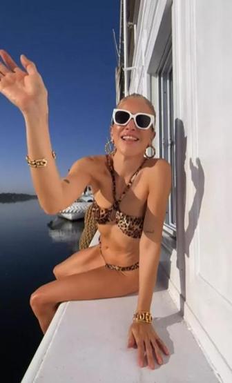Burcu Esmersoydan bikini şov