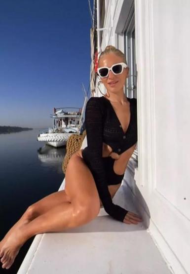 Burcu Esmersoydan bikini şov