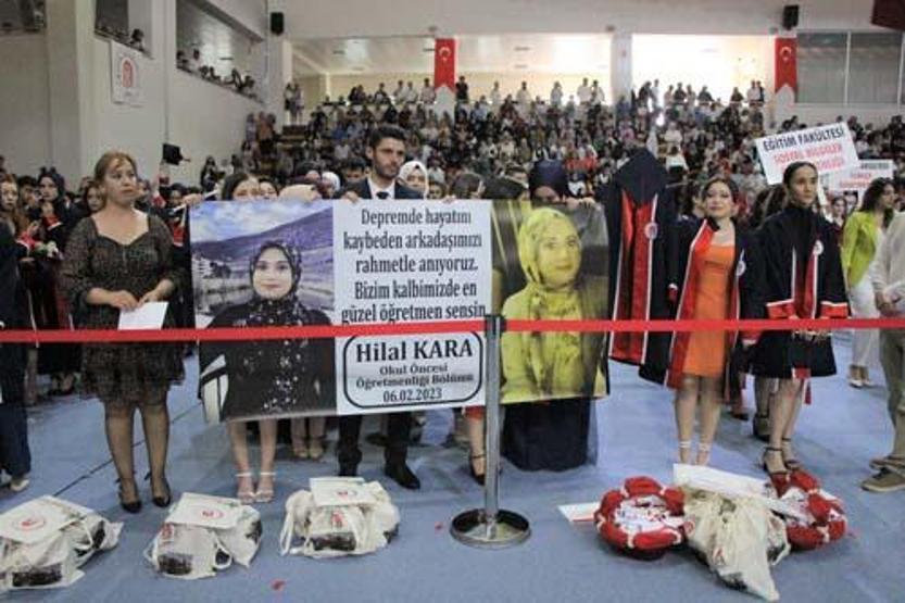 Mezuniyet töreninde ağlatan pankart