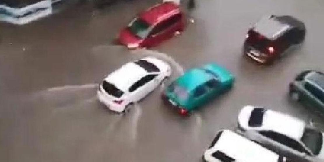 Bursayı sel vurdu Göle dönen caddelerde balık tutup yüzmeye çalıştılar