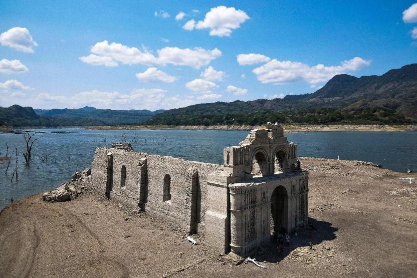 Meksikada su altında kalan tarihi kilise, kuraklıkla gün yüzüne çıktı